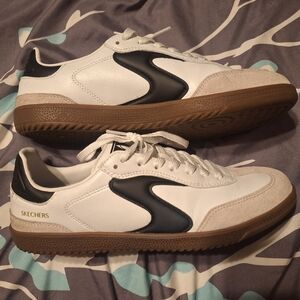 Sketchers Fashion Sneaker. Like New. Sz 10.